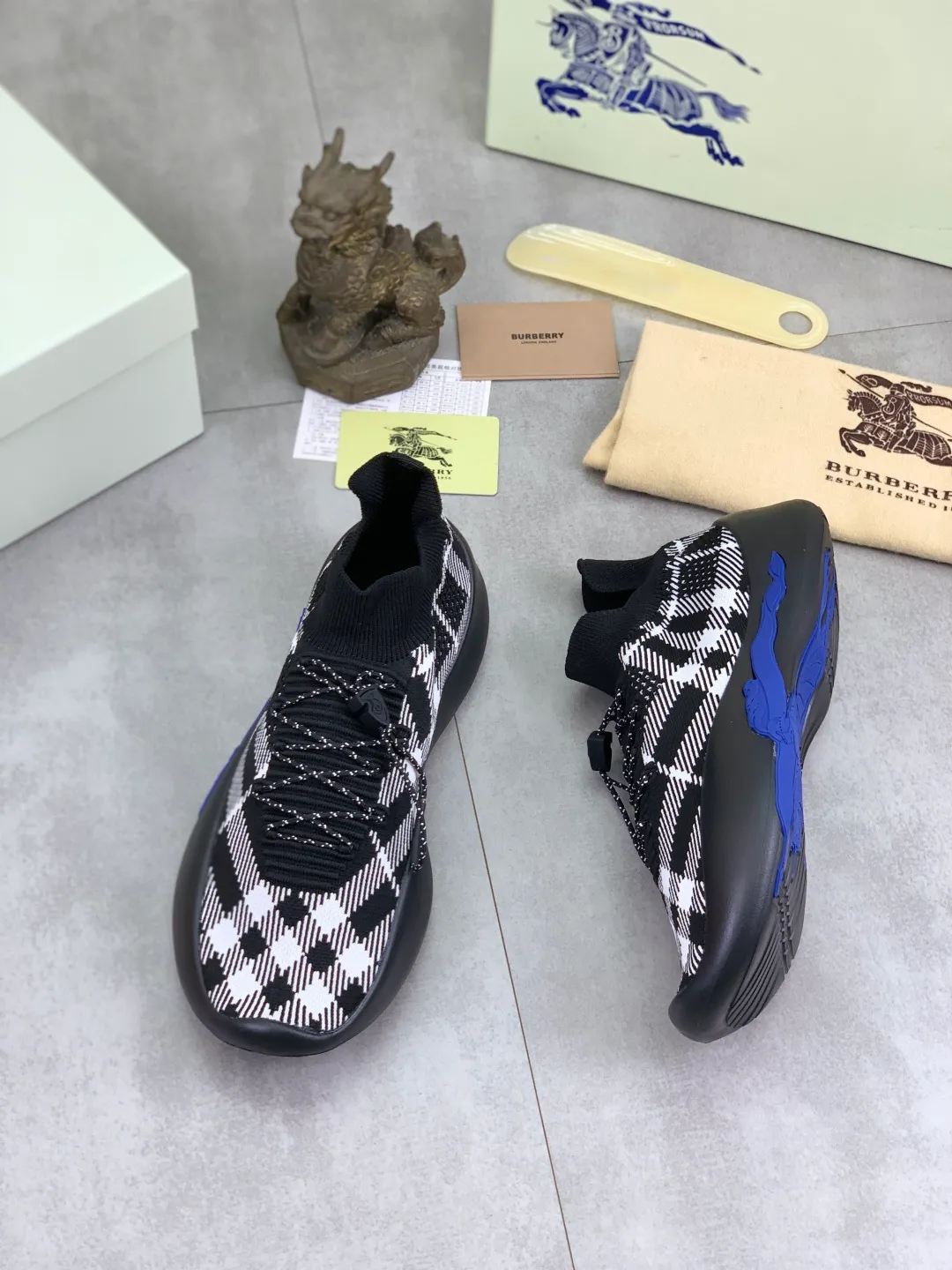 Men's Men's Shoes 💰P620 💰【New Style】Top Version 🆘【Burberry】New Burberry Fly Knit Shoes are now available with perfect workmanship! 🔥Perfect shape and top quality🙈Non-slip and wear-resistant high-end rubber outsole👣Versatile and comfortable shoes, standard size: 39-45 (customized 38-46) 2️⃣colors available Top-quality packaging